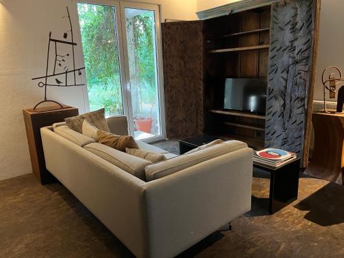 a living room with a white couch and a tv at Park Residence Bei Wu in Wesenberg