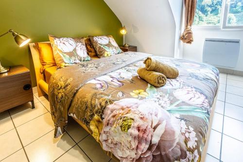 a bedroom with a bed with a flower patterned bedspread at Apartment Douillet in Saint-James