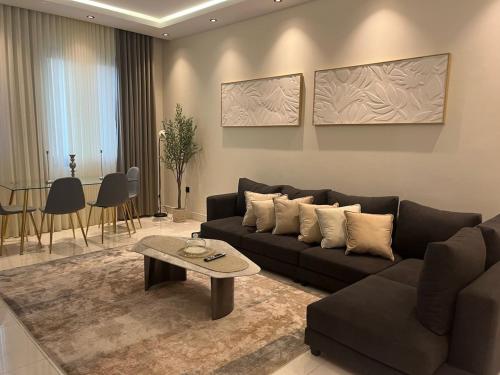 Ein Sitzbereich in der Unterkunft شقة فاخرة مع إطلالة مركزية بالقرب من الحرم والخدمات