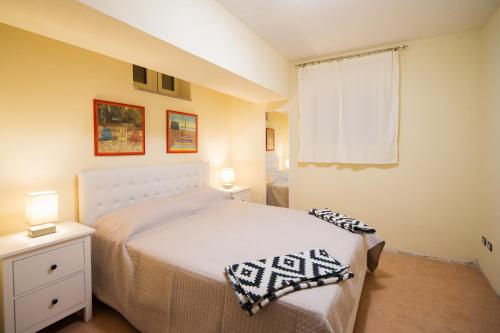 レトイアンニにあるMIlly Houseのベッドルーム1室(ベッド1台、ランプ2つ、窓付)
