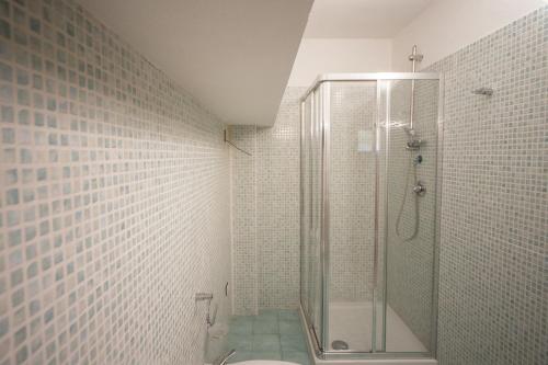 un bagno con doccia con porta in vetro di MIlly House a Letoianni