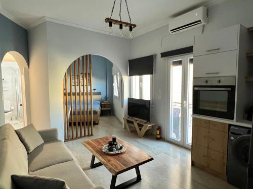 una sala de estar con un sofá y una mesa en Blue Studio Houses, en Samos