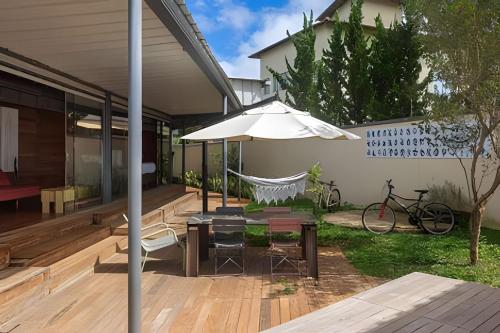 Un jardín fuera de Refúgio em casa container