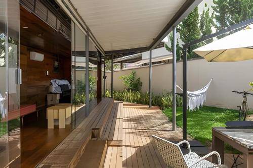 Un jardín fuera de Refúgio em casa container