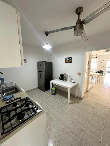 坎昆Bella casa centrica en Cancún para 6 personas的配有炉灶和台面的厨房