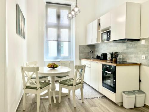 Central Premium Apartment w 2 double beds and sofabed