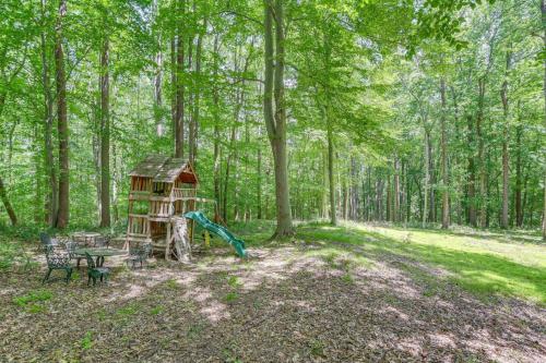 Jardín al aire libre en Quiet Getaway with Deck 18 Mi to Downtown Baltimore