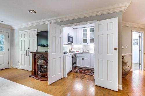 Una cocina o zona de cocina en Quiet Getaway with Deck 18 Mi to Downtown Baltimore