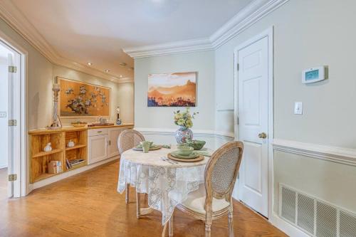 Imagen de la galería de Quiet Getaway with Deck 18 Mi to Downtown Baltimore, en Cockeysville