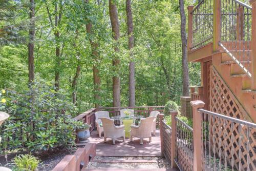 Jardín al aire libre en Quiet Getaway with Deck 18 Mi to Downtown Baltimore