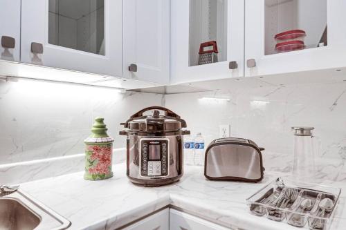 Una cocina o zona de cocina en Quiet Getaway with Deck 18 Mi to Downtown Baltimore