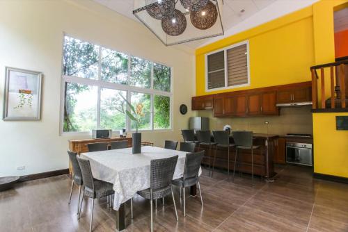 Kuchyň nebo kuchyňský kout v ubytování Peaceful Forest Haven 3 BR Bangkong Kahoy