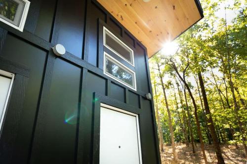 Galeriebild der Unterkunft Vireo's Nest- Glamping Tent in the Gorge with AC in Rogers