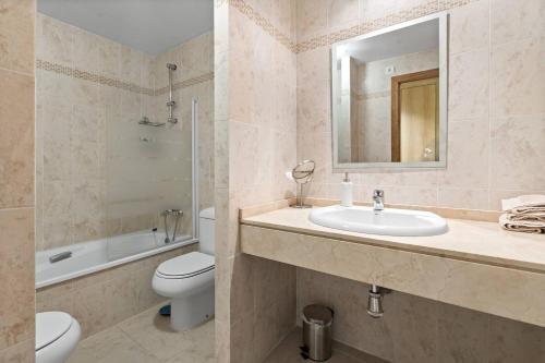 Apartment with Private Garden - Swimming pool And Family-Friendly photo 12