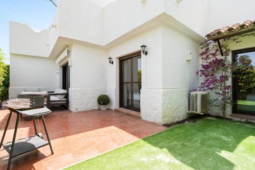 Apartment with Private Garden - Swimming pool And Family-Friendly photo 16