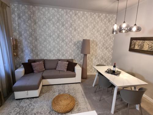 a living room with a couch and a table at Samsara Apartment in Pienza