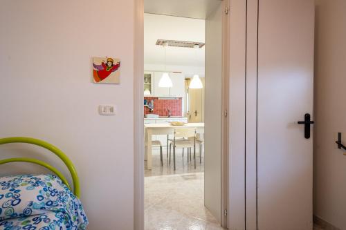 a hallway with a door leading to a dining room at red home relax vista mare in Capilungo