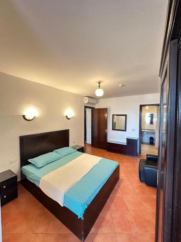 Ένα ή περισσότερα κρεβάτια σε δωμάτιο στο شاليه للايجار3 غرف في بورتو مارينا العلمين اصنع بعض الذكريات كود 07