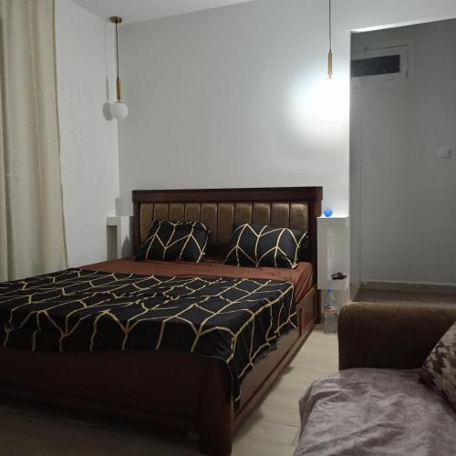 a bedroom with a large bed and a couch at Gîte de vacances Béjaïa in Bejaïa