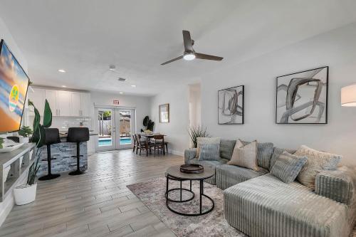 Χώρος καθιστικού στο Hope Casa Heated Pool and BBQ 4bedrooms 2baths by HostyMosty