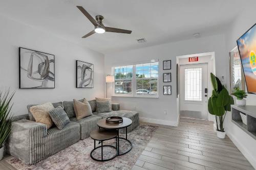 Et tv og/eller underholdning på Hope Casa Heated Pool and BBQ 4bedrooms 2baths by HostyMosty