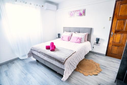 a bedroom with a bed with a pink stuffed animal on it at Ti Caze Boyer - 6 voyageurs in Saint-André