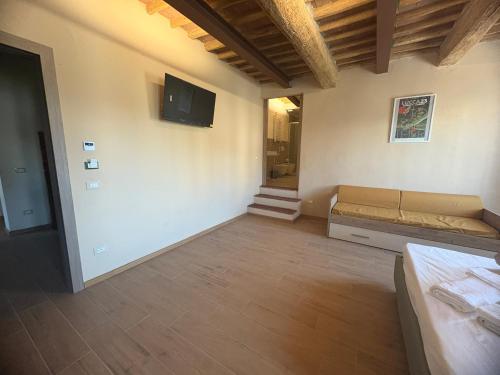 Televisyen dan/atau pusat hiburan di UGO Luxury Rooms