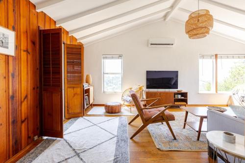 Μια τηλεόραση ή/και κέντρο ψυχαγωγίας στο Serene & beautiful bohemian hilltop retreat