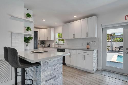 Køkken eller tekøkken på Hope Casa Heated Pool and BBQ 4bedrooms 2baths by HostyMosty