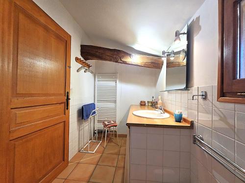 Mas-GrenierにあるBelle maison Mas Grenier - 14 personnes - 11 lits - Piscine privée - Grand jardin - Jeux enfants - Parking gratuit sur placeのバスルーム(シンク、木製のドア付)
