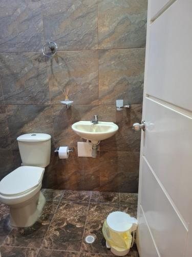 a bathroom with a toilet and a sink at Finca Villa Gabriela 