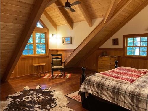Ένα ή περισσότερα κρεβάτια σε δωμάτιο στο Cedar Valley Lodge