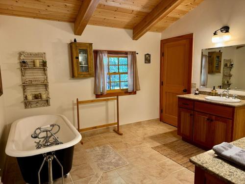 Ένα μπάνιο στο Cedar Valley Lodge