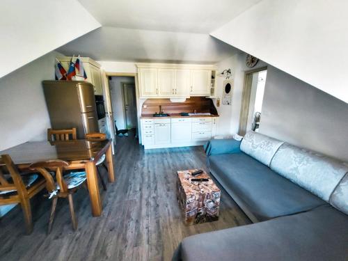 un salon avec un canapé et une table dans l'établissement Apartment Soul with Free Parking, à Kranjska Gora