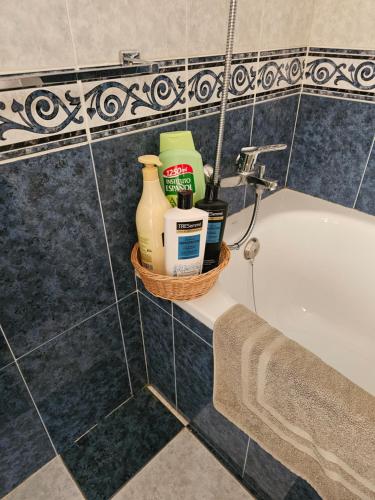 a bathroom with a basket of products on the edge of a bath tub at Precioso apartamento en Cabo de Gata in El Cabo de Gata