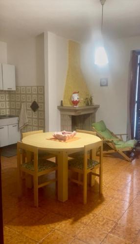 a table and chairs in a living room with a table at Appartamento Giacomo Leopardi in Piobbico