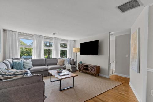 un soggiorno con un divano e un tavolo di Pet & Family Friendly 4 Bedroom Home Close to Beaches! a Middletown
