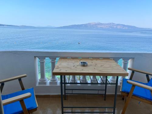 a table on a balcony with a view of the ocean at Rock Star-Pllakat in Sarandë
