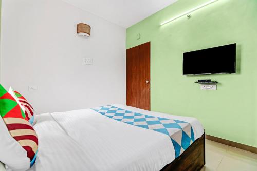 Μια τηλεόραση ή/και κέντρο ψυχαγωγίας στο Super Hotel O Home Elegant RK Fursungi