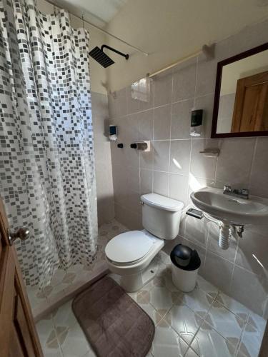 a bathroom with a toilet and a sink at Casa Triz in Puerto Escondido
