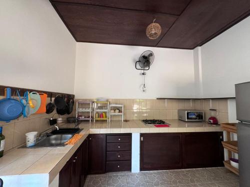 Casa Triz في بويرتو إسكونديدو: مطبخ مع حوض وطاولة عمل