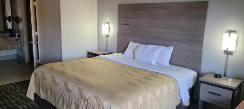 Кровать или кровати в номере Motel 6 Jackson MS Southwest
