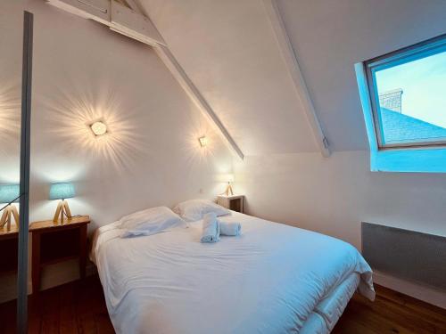 En eller flere senge i et værelse på La Petite Cachette de Grandcamp - Seafront view