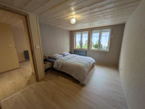 une chambre avec un lit et une fenêtre dans l'établissement Gîte La vie clerc, à Les Combes