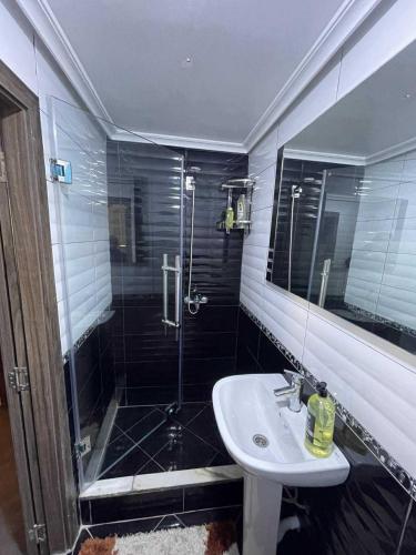a bathroom with a sink and a shower at complexe Jawharat tetouan in Tetouan