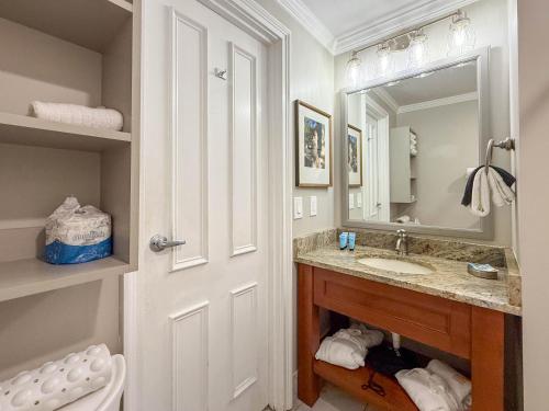 Um banheiro em East Bay Inn, Historic Inns of Savannah Collection