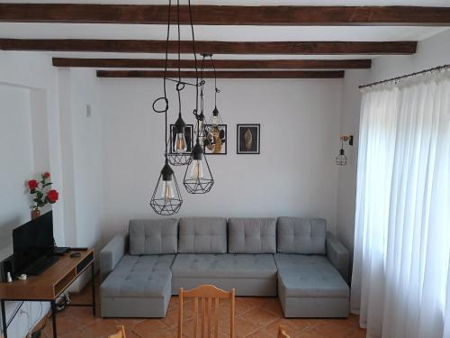a living room with a couch and a tv at Chata Pod Różą in Lędzin