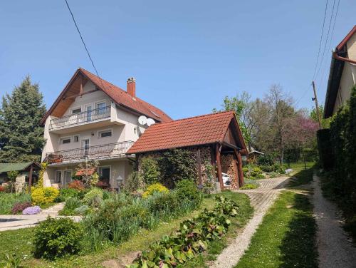 una casa con un giardino davanti di Apartments in Fonyod - Balaton 18584 a Fonyód