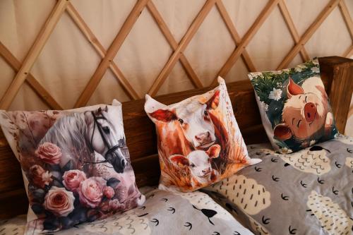 Cama o camas de una habitación en 01 JURTA šedá u stodoly