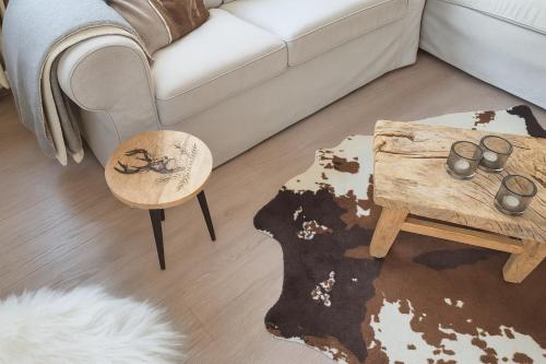 a living room with a couch and a coffee table at Willkommen in Ihrem sonnigen Gartenapartment in Kitzbühel